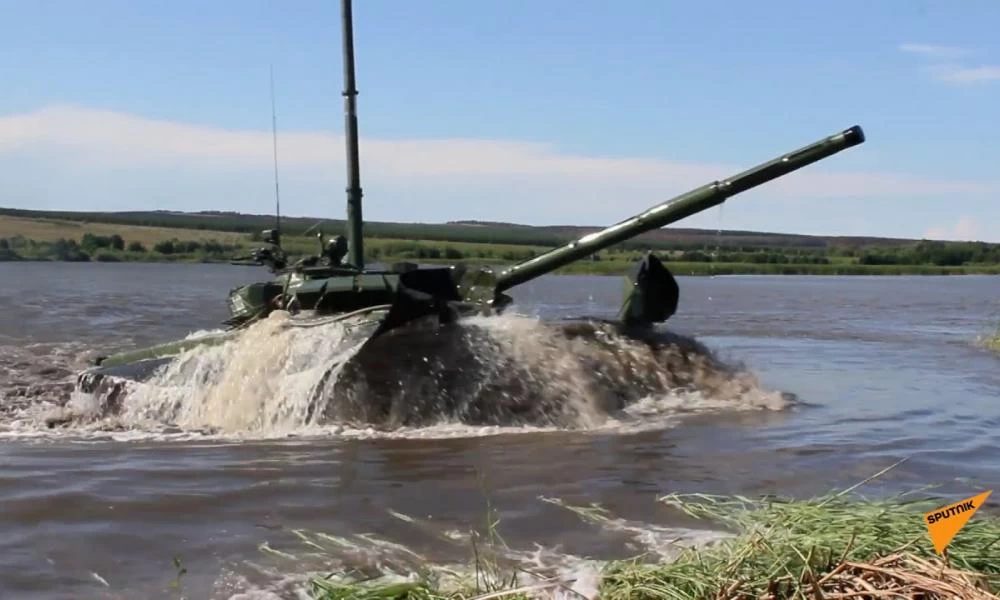 "Χαμαιλέων" ρωσικό T-72B3 μετατρέπεται σε... υποβρύχιο και διασχίζει ποτάμι - Βίντεο